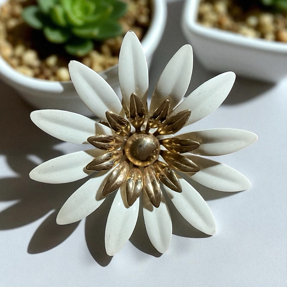 Sarah Coventry Daisy Pin Brooch Enamel and Gold Toned Metal Large Well Made